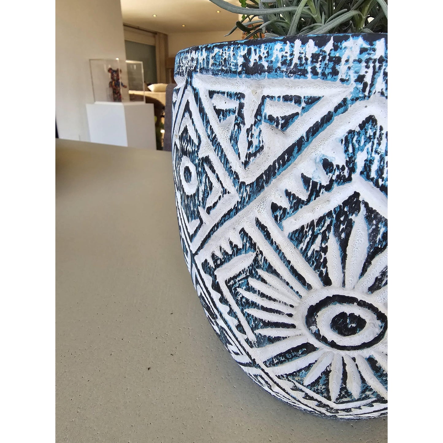 Vaso turquesa de madeira esculpido à mão