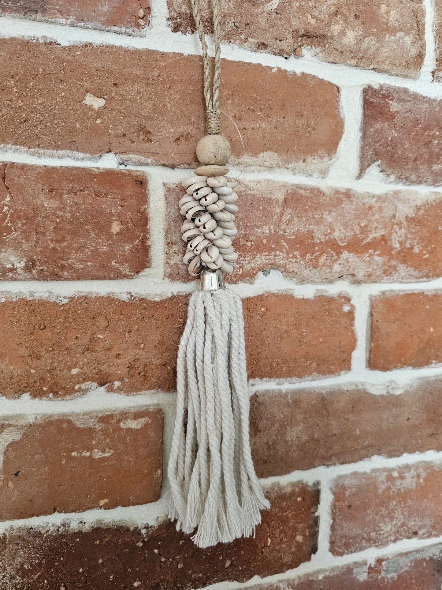 Doorhanger with white shells
