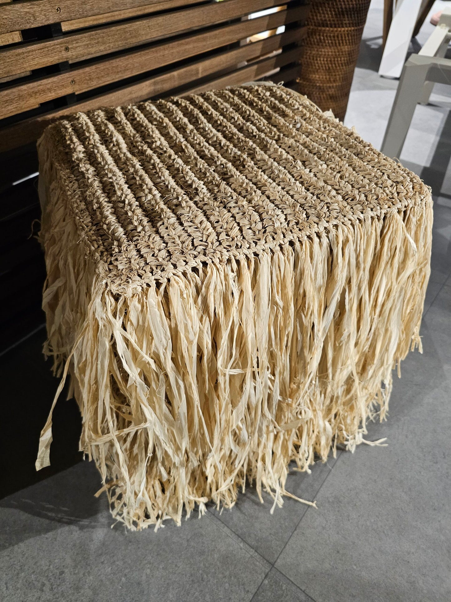 Square stool from dried grass Model Wosu