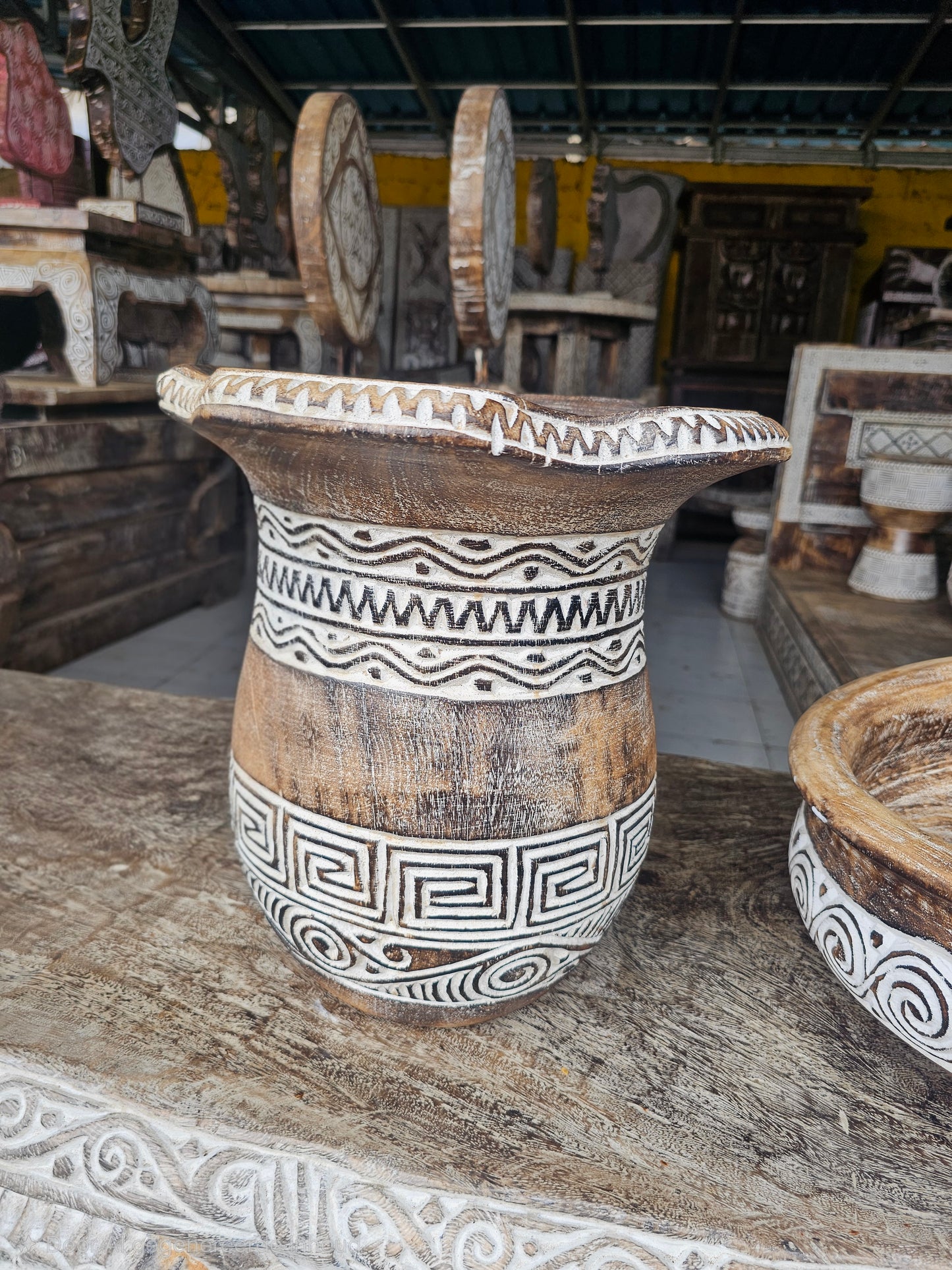 Timor handcarved white washed vase. Model Tulp