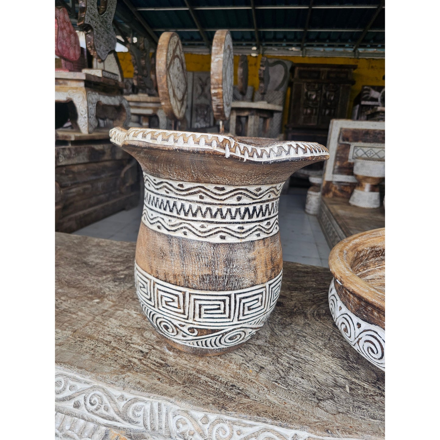 Vaso Timor esculpido à mão e pintado de branco. Modelo Tulp