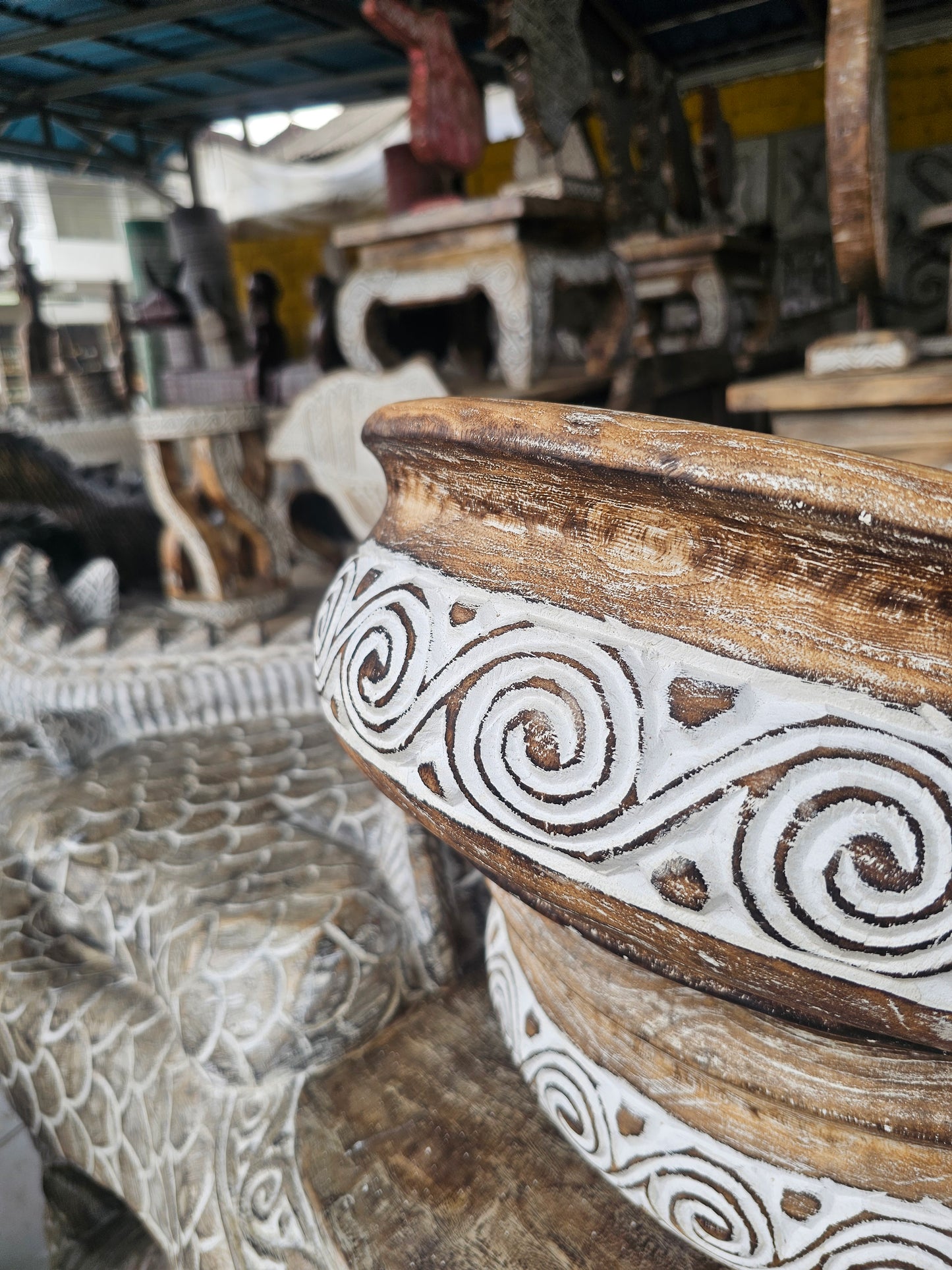 Timorese-style hand-carved fruit bowl. Model Lingkaran