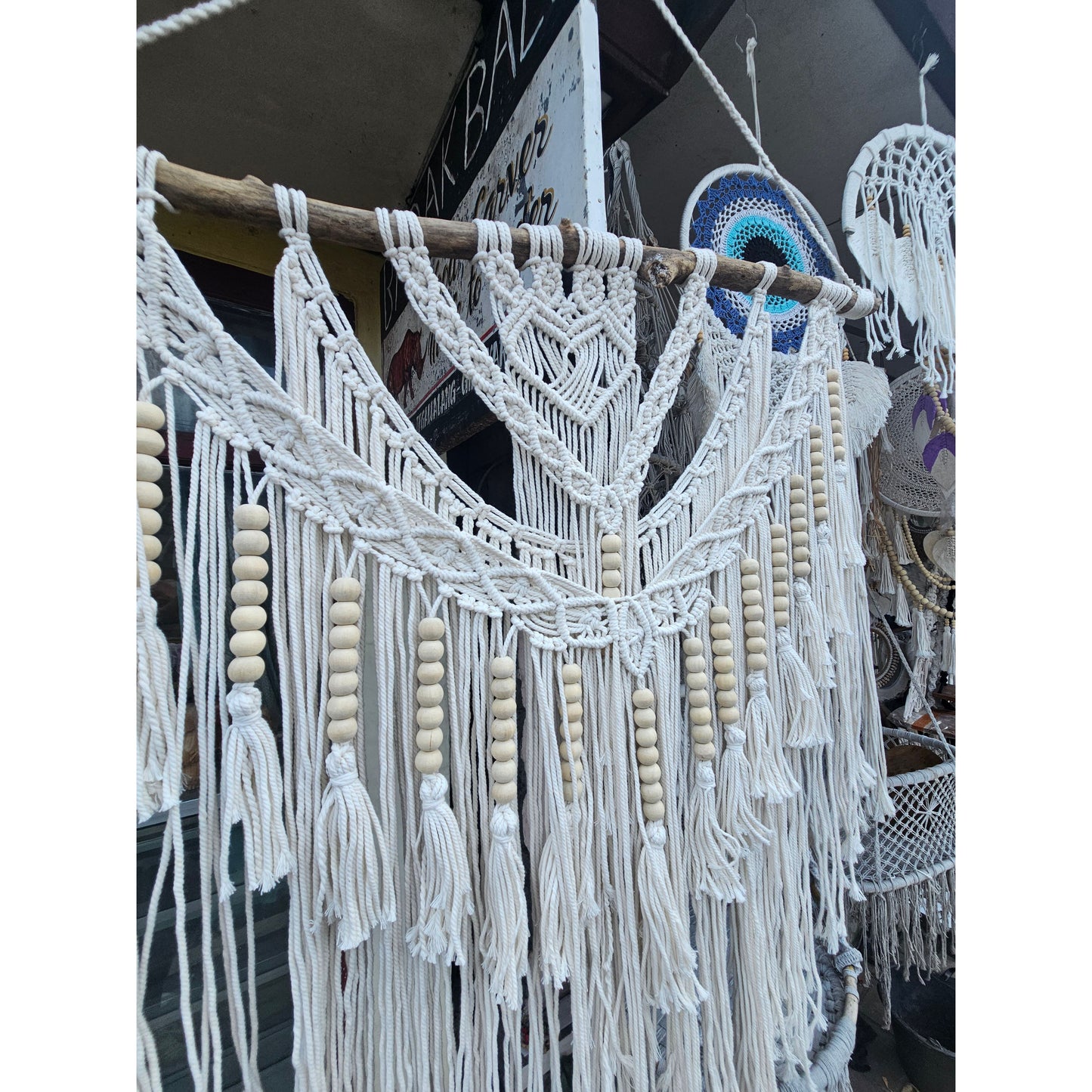 Macramé de 80 cm en rama de árbol. Modelo Manik