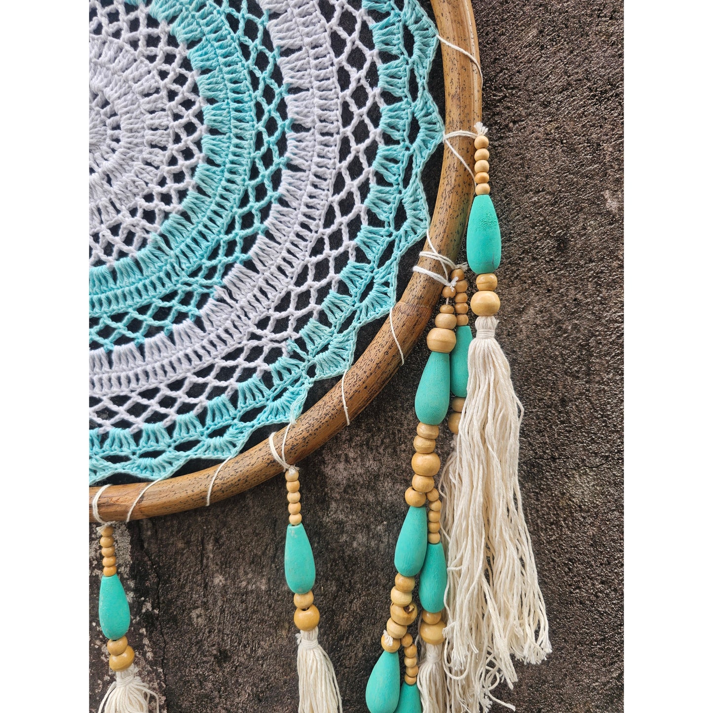 Apanhador de sonhos artesanal em estilo boémio.
