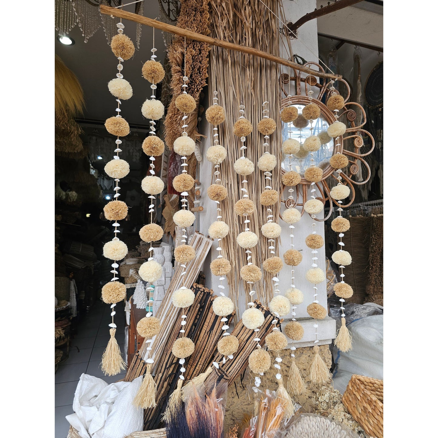 Borlas de pompón para cortina en un palo