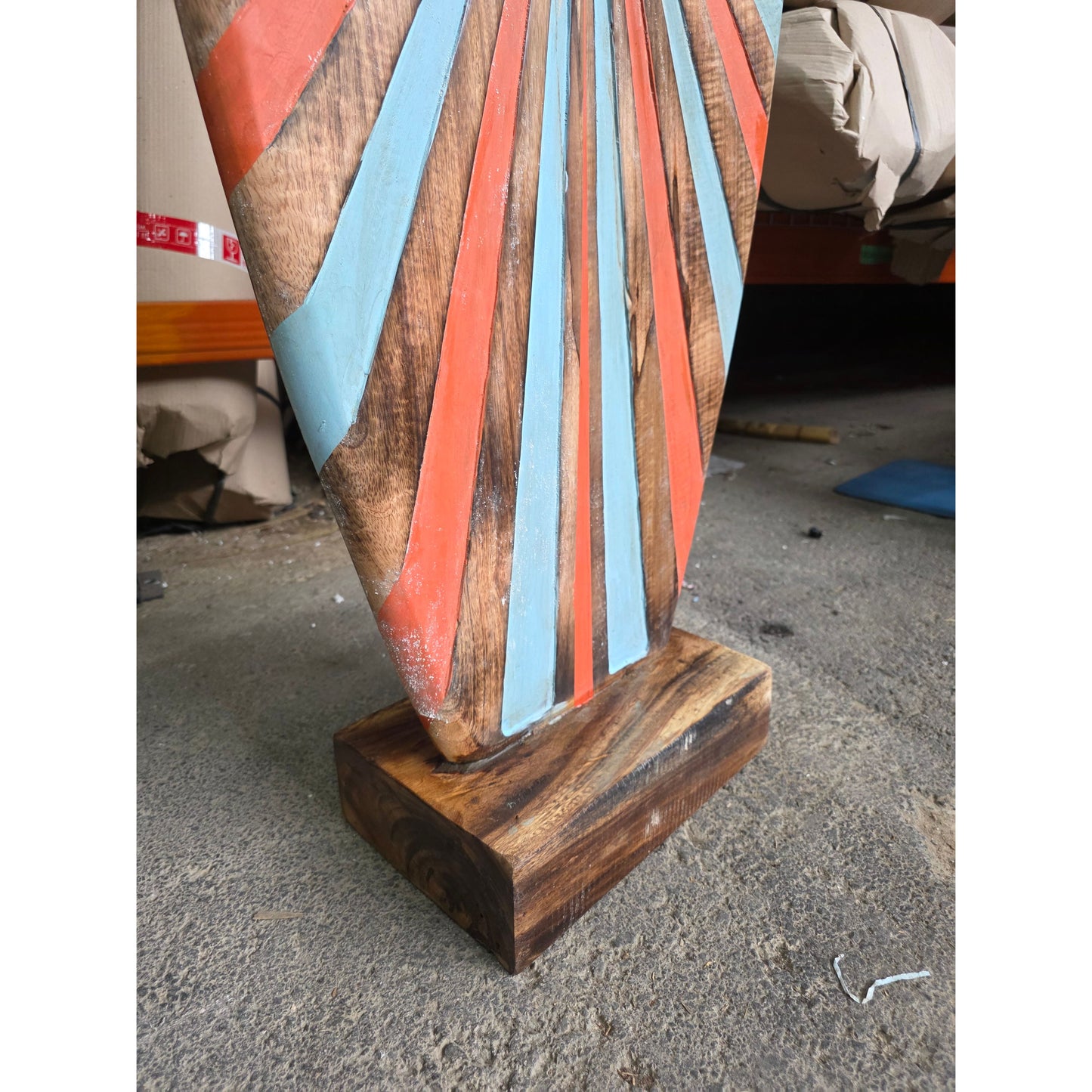 Prancha de surf decorativa esculpida à mão em madeira. Modelo multicolorido.