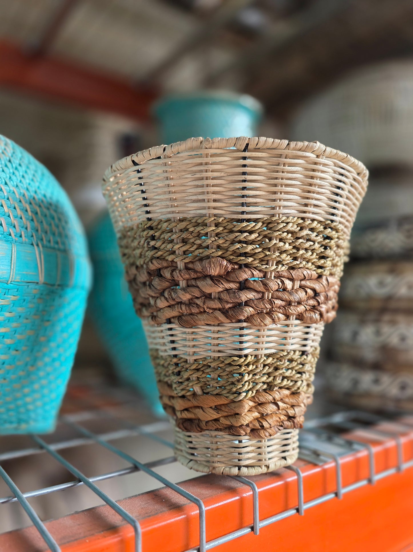 Hand-woven seagrass and hyacinth wall lamp. Model Pinge