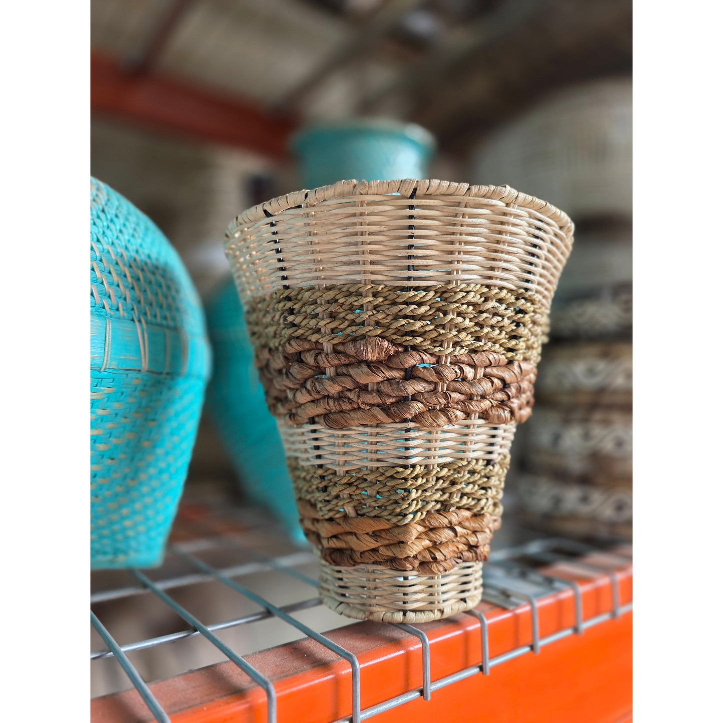 Hand-woven seagrass and hyacinth wall lamp. Model Pinge