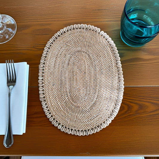 Individual de mesa oval com conchas em duas cores.