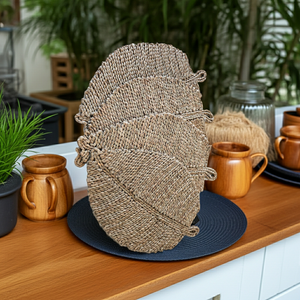 Individual de mesa em ráfia em formato de folha