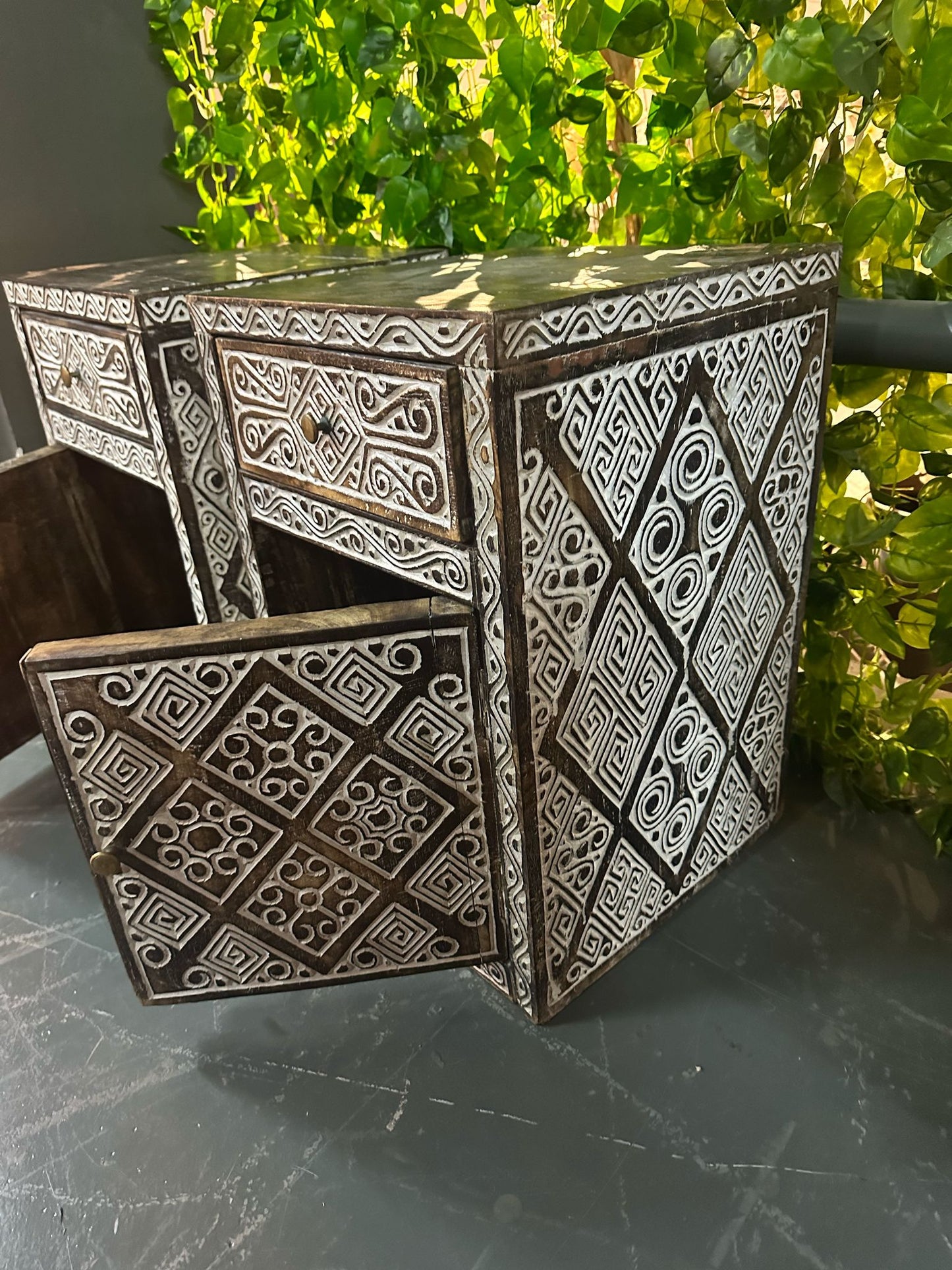 Nighttable Model Bajawa (Left or right turning)