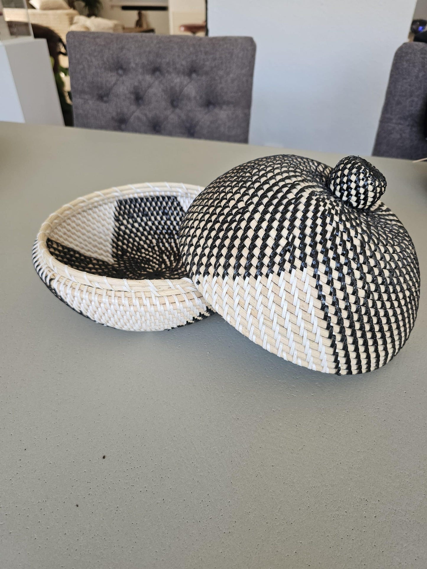 Two tone rattan bowl with lid