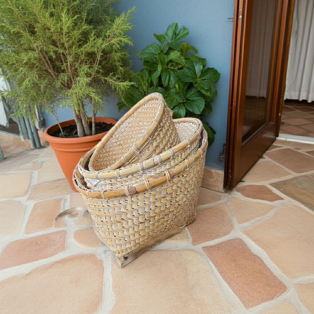 Rattan and bamboo baskets set of three different sizes. Model Putih