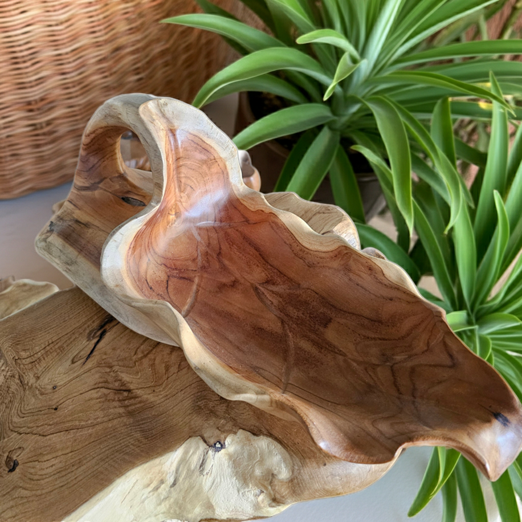 Scoop-shaped fruit bowl