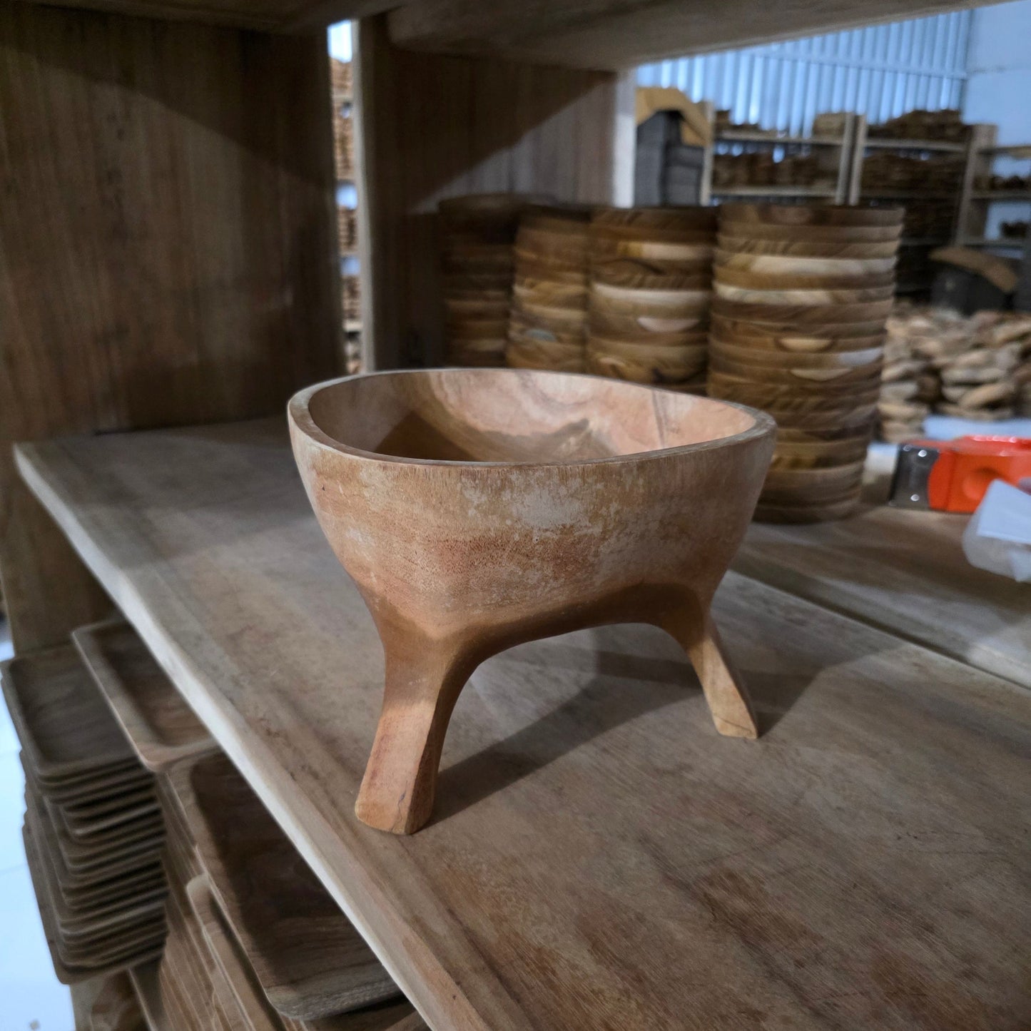 Cuenco de madera artesanal sobre tres patas talladas