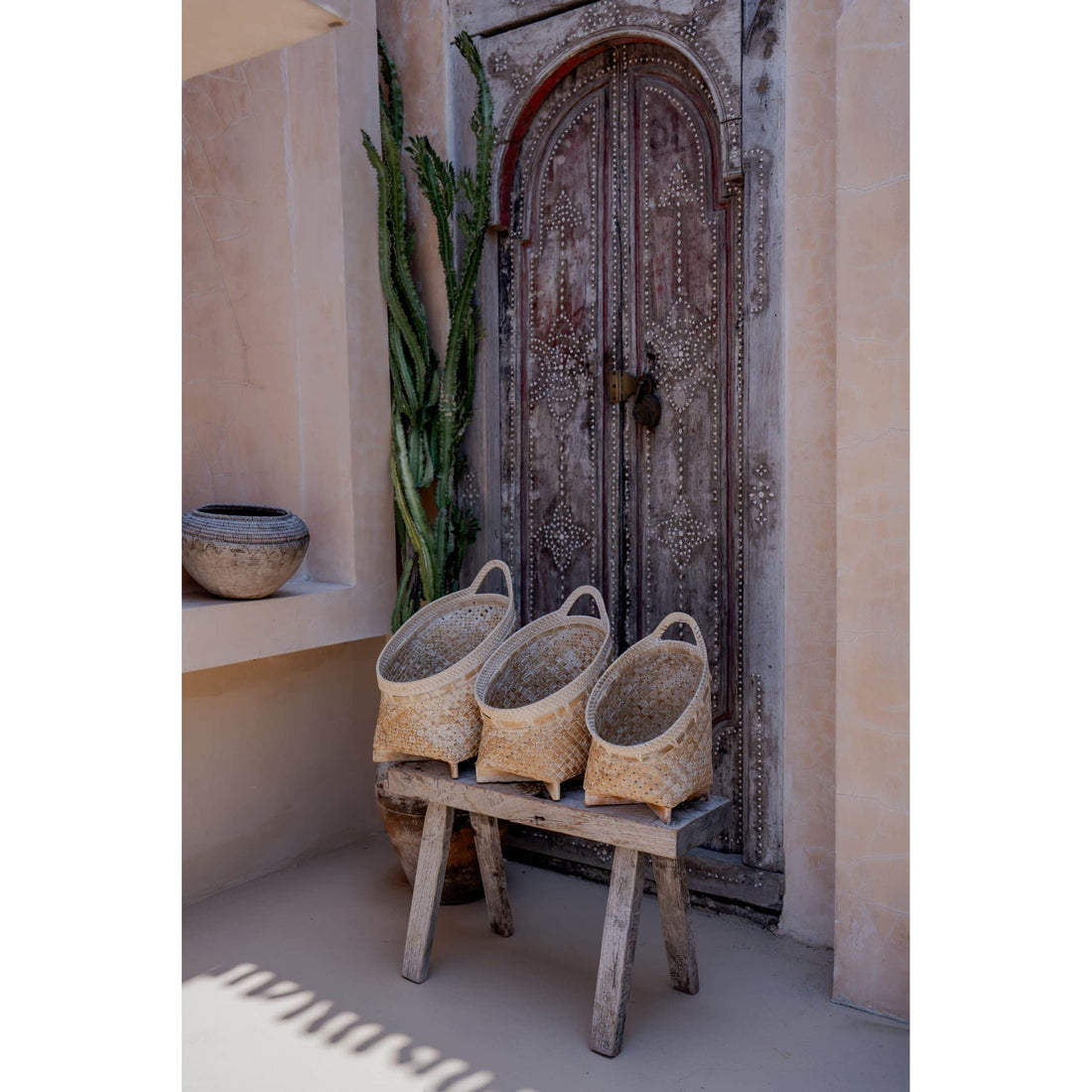 Cestas artesanales bajo el sol del patio andaluz