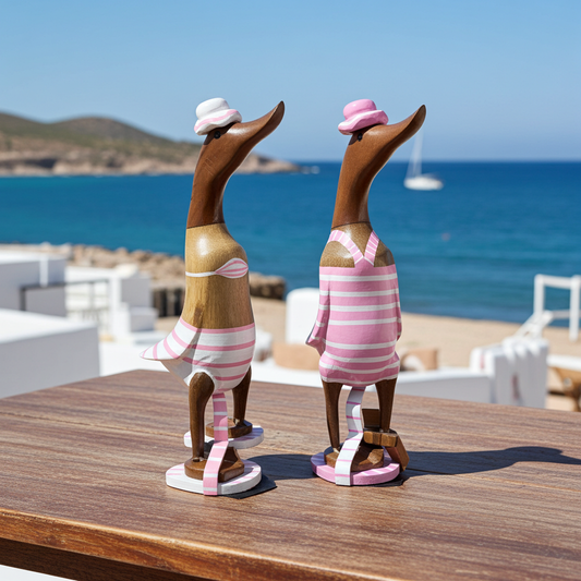 Dos patos separados en trajes de baño rosas. (Se vende como conjunto)