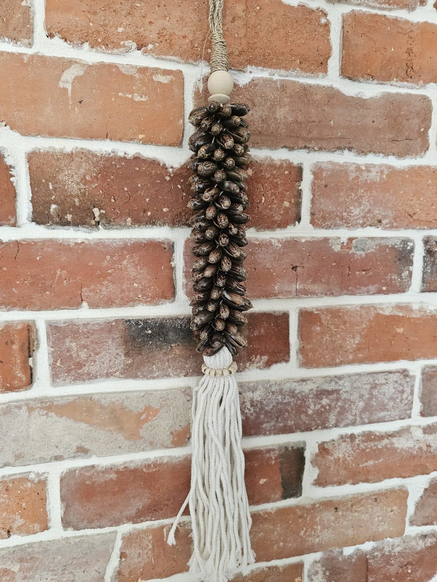 Doorhanger with brown shells