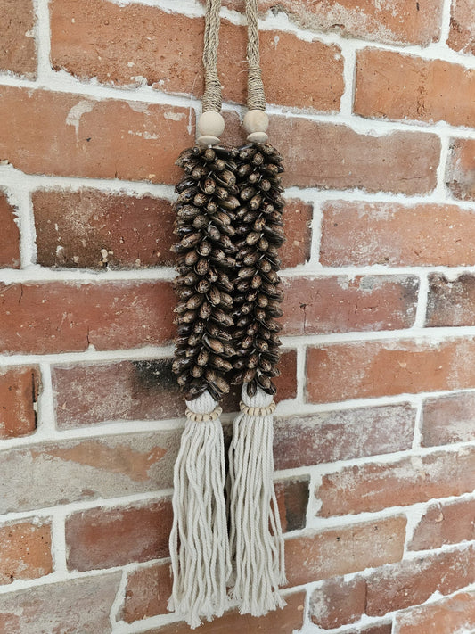 Doorhanger with brown shells