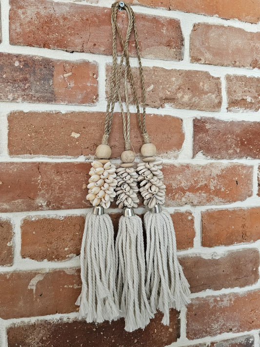 Doorhanger with white shells