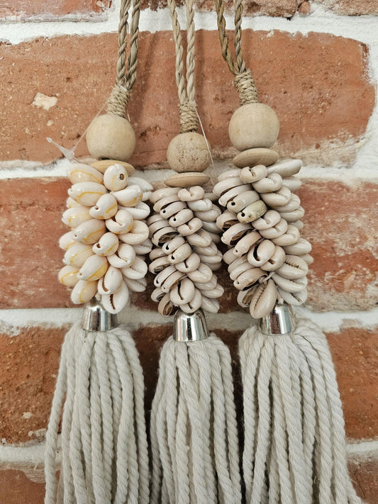 Doorhanger with white shells