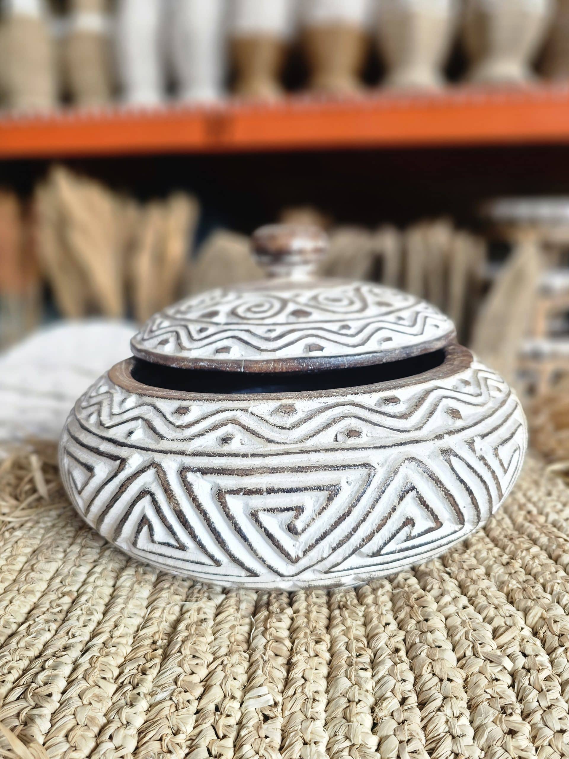 Organic timor wood-pot with lid-model