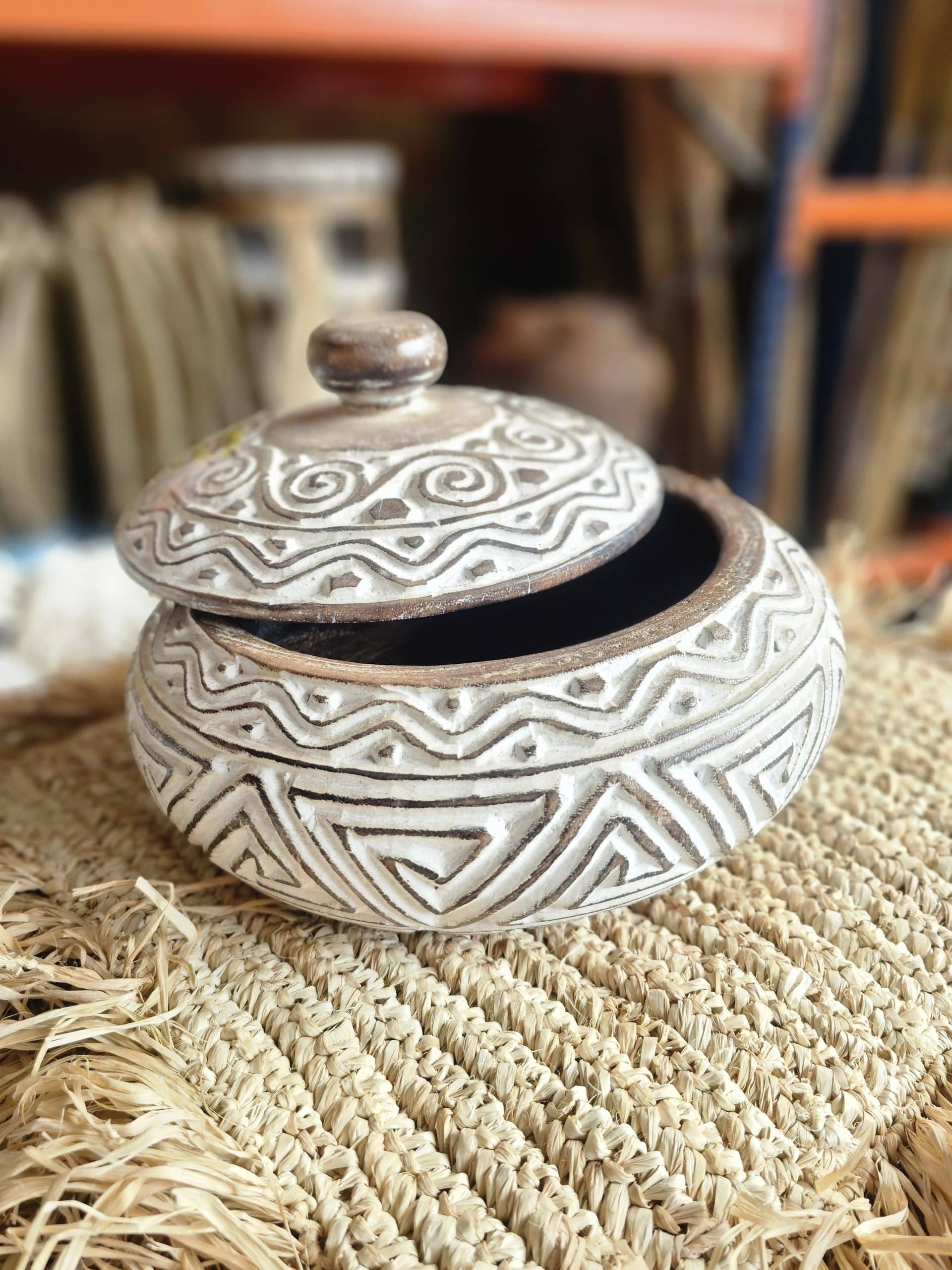 Organic timor wood-pot with lid-model