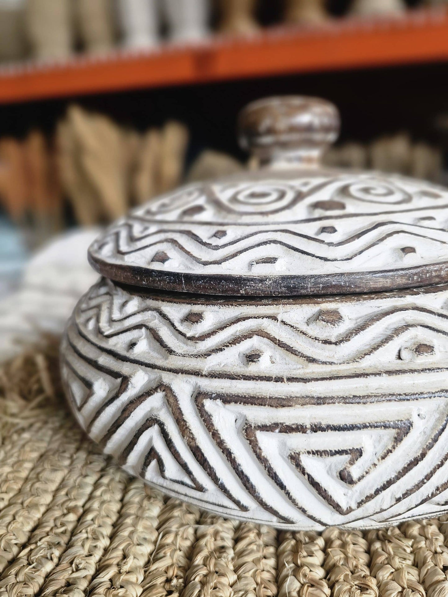 Organic timor wood-pot with lid-model