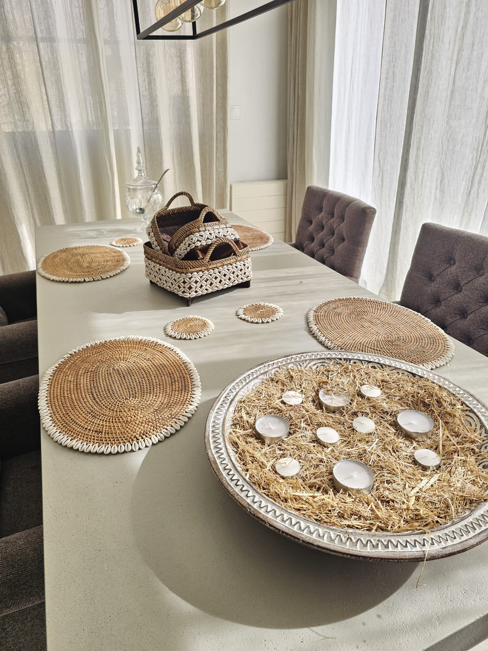 Oval Placemat with Shells in Two Colors