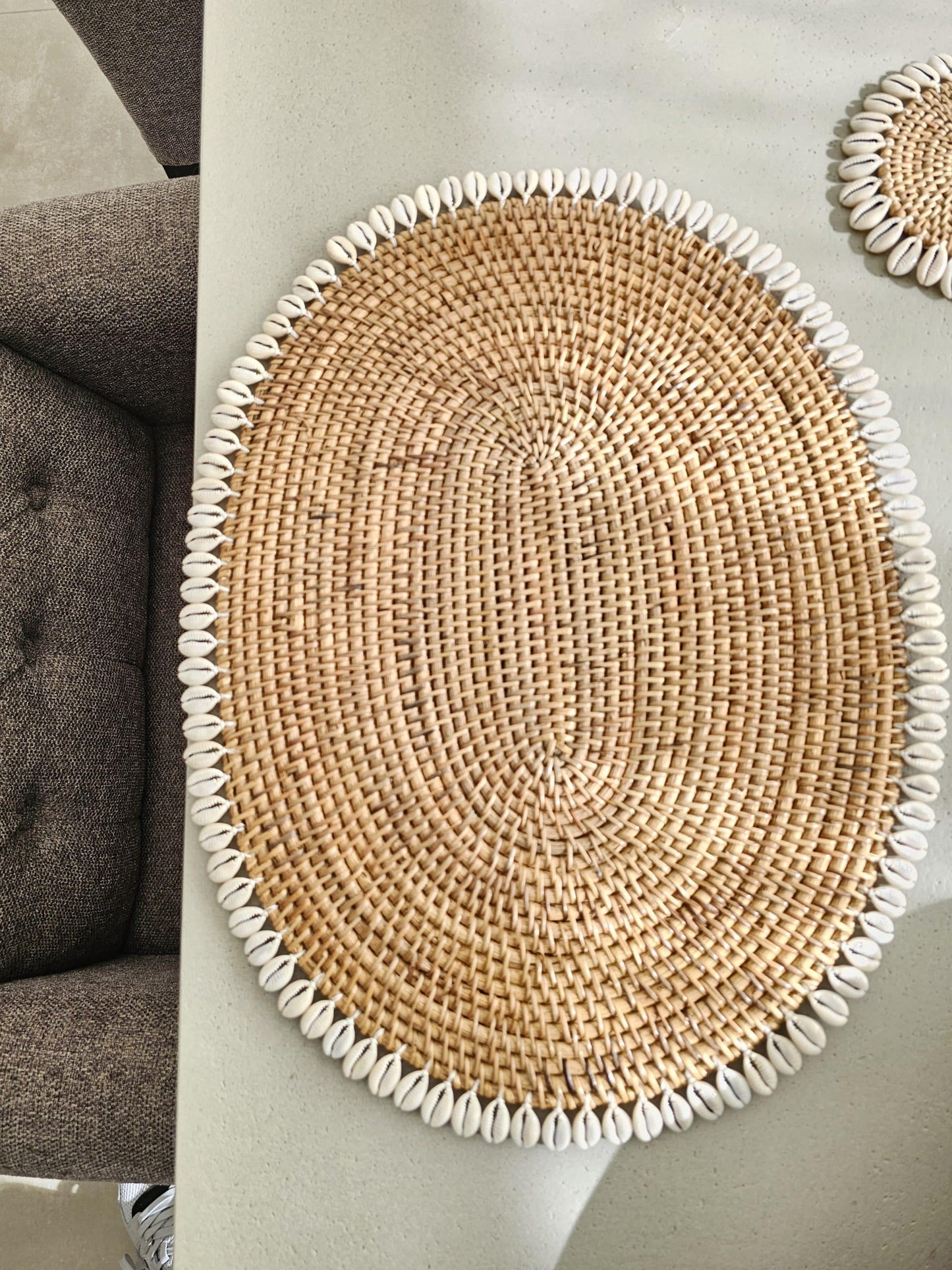 Oval Placemat with Shells in Two Colors