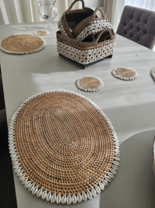 Oval Placemat with Shells in Two Colors