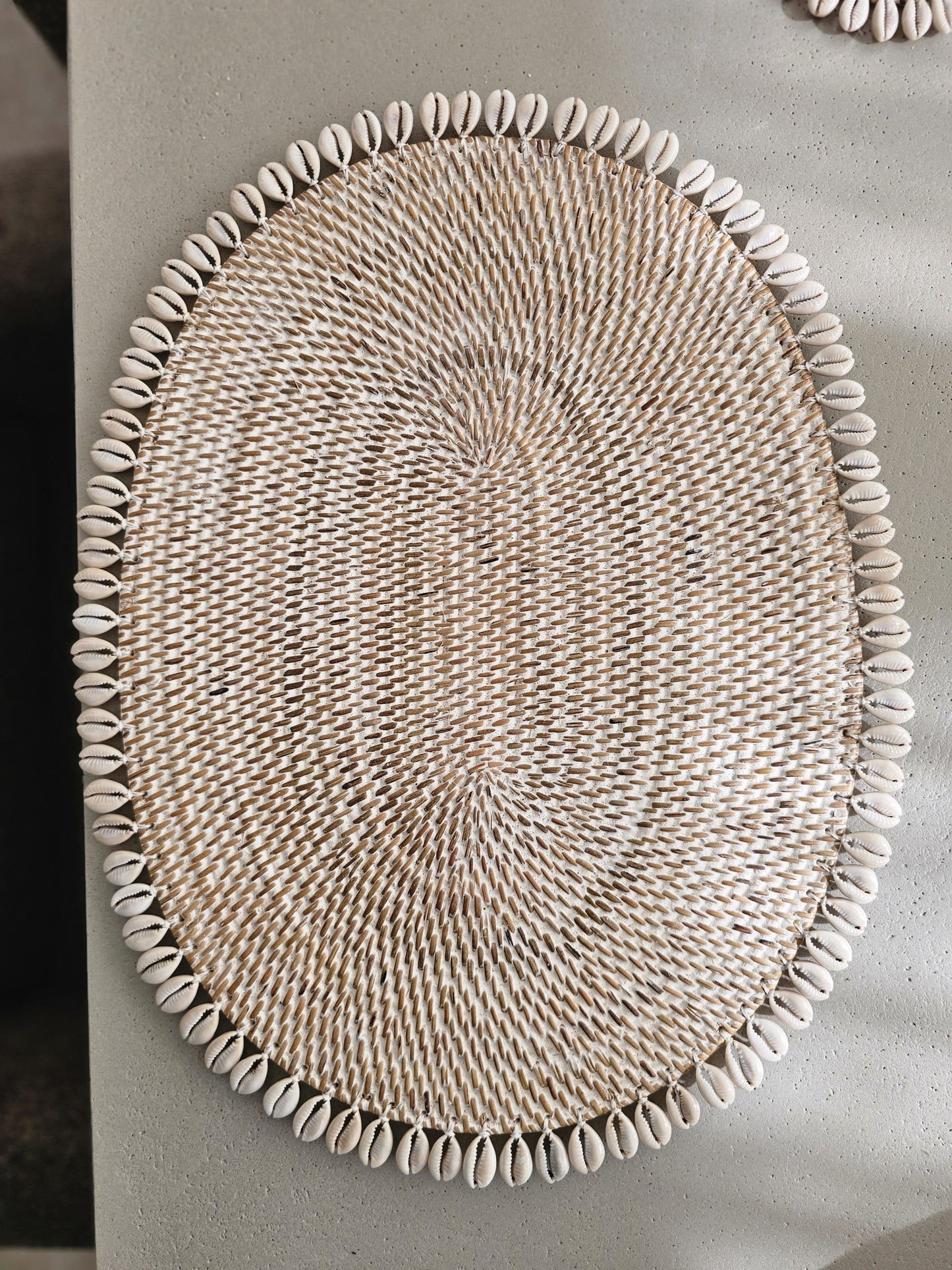 Oval Placemat with Shells in Two Colors
