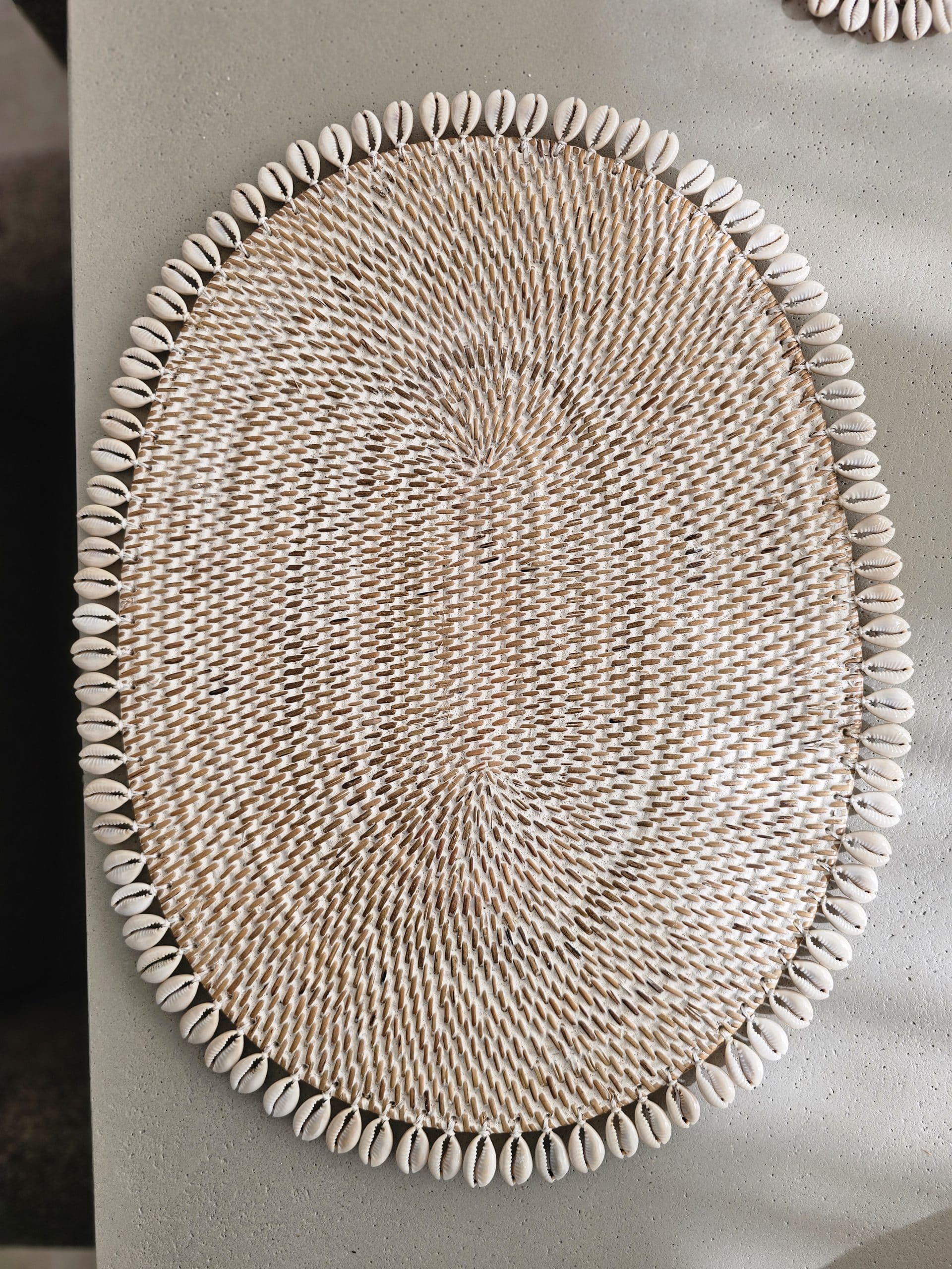 Oval Placemat with Shells in Two Colors