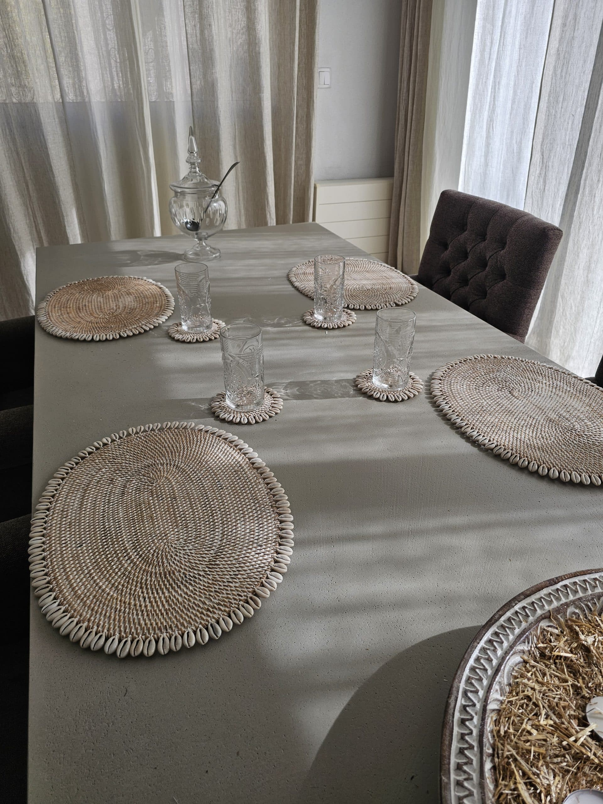 Oval Placemat with Shells in Two Colors