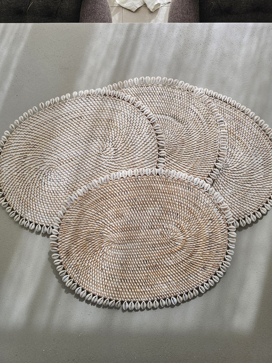 Oval Placemat with Shells in Two Colors