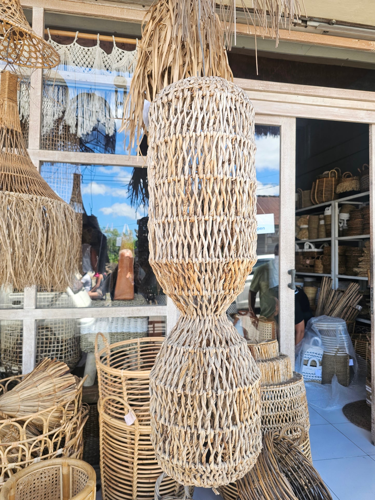 Candeeiro suspenso em vime tecido à mão modelo Garut