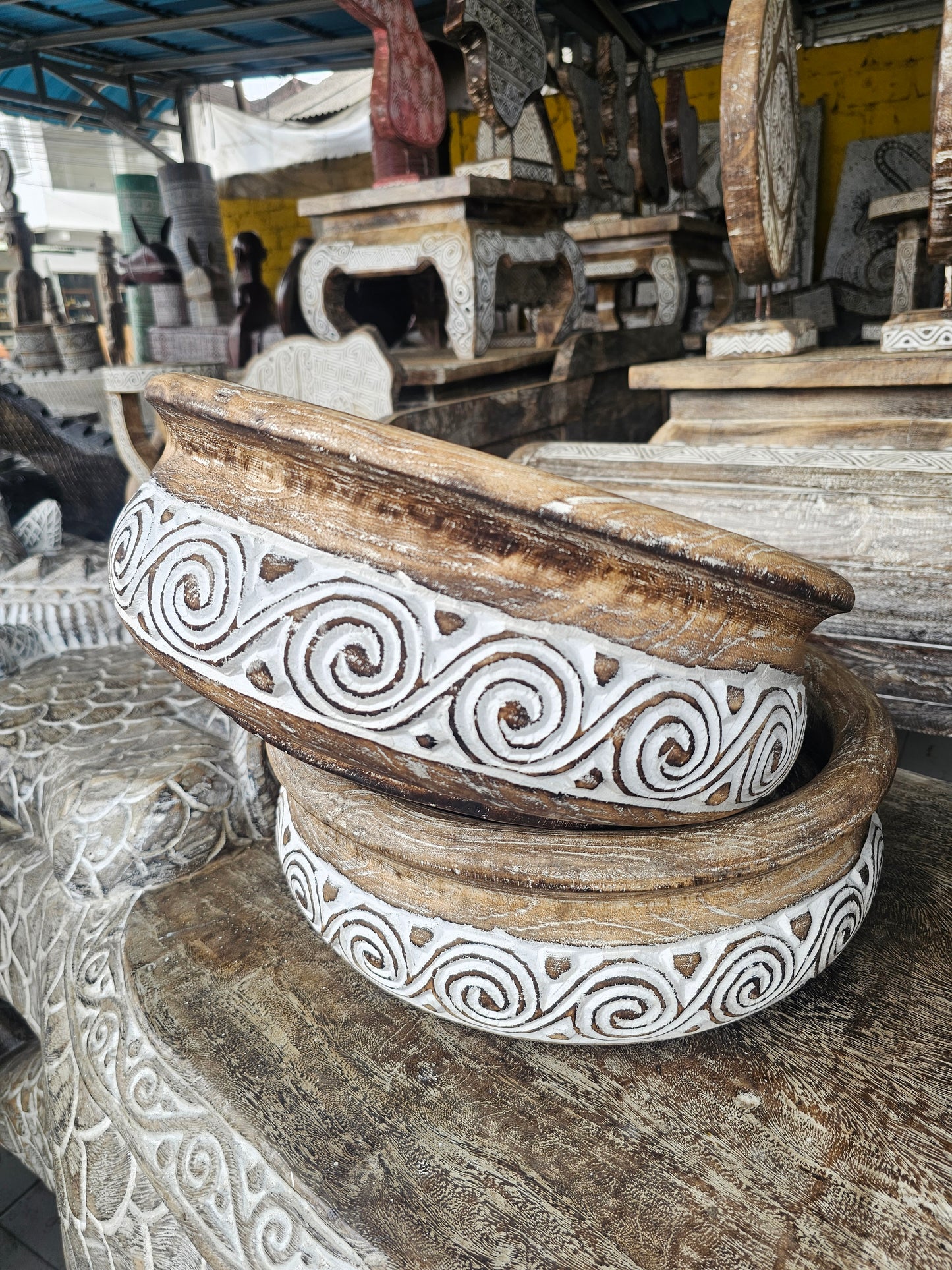 Timorese-style hand-carved fruit bowl. Model Lingkaran