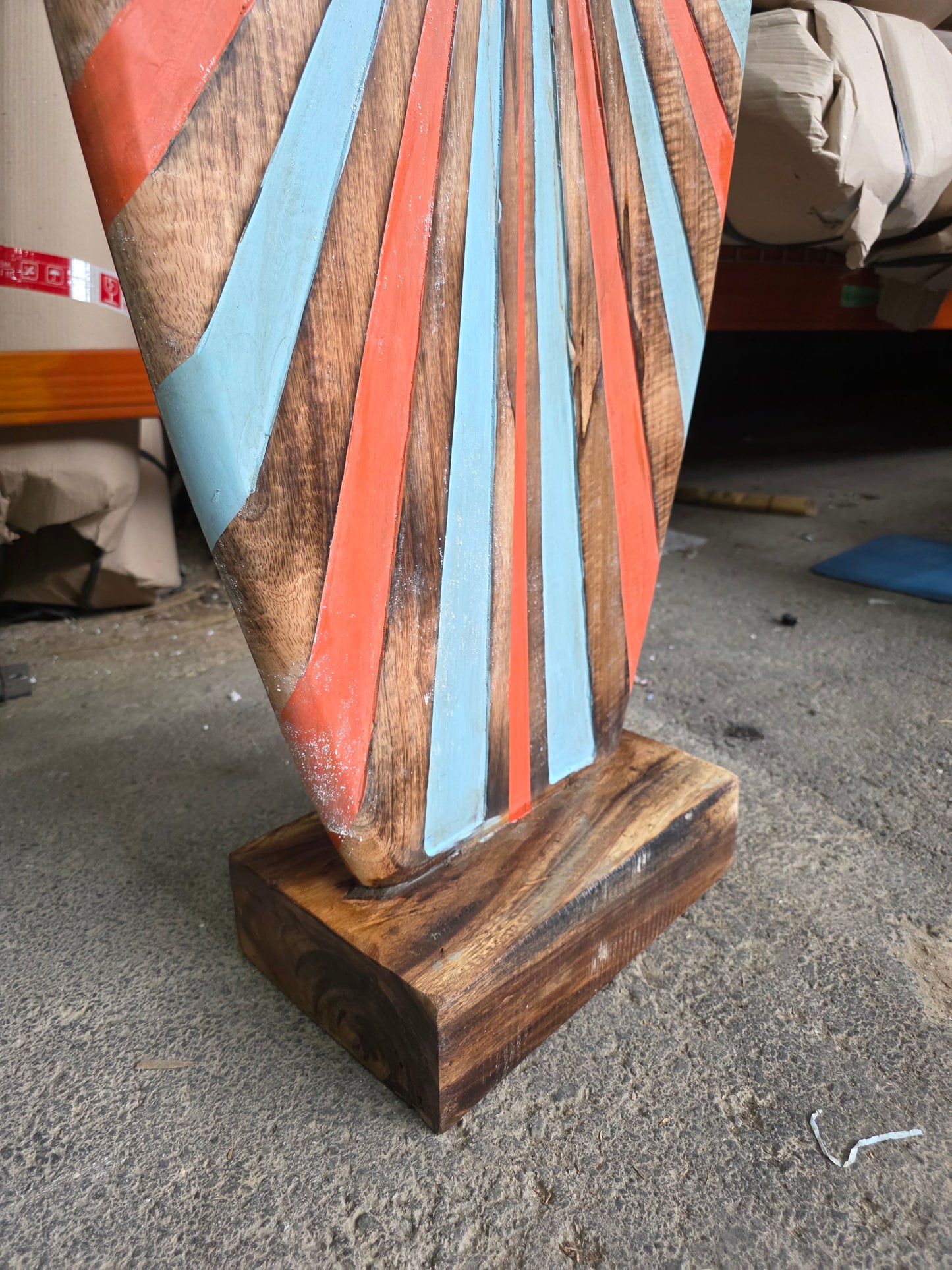 Tabla de surf de madera tallada a mano. Modelo Multicolor.