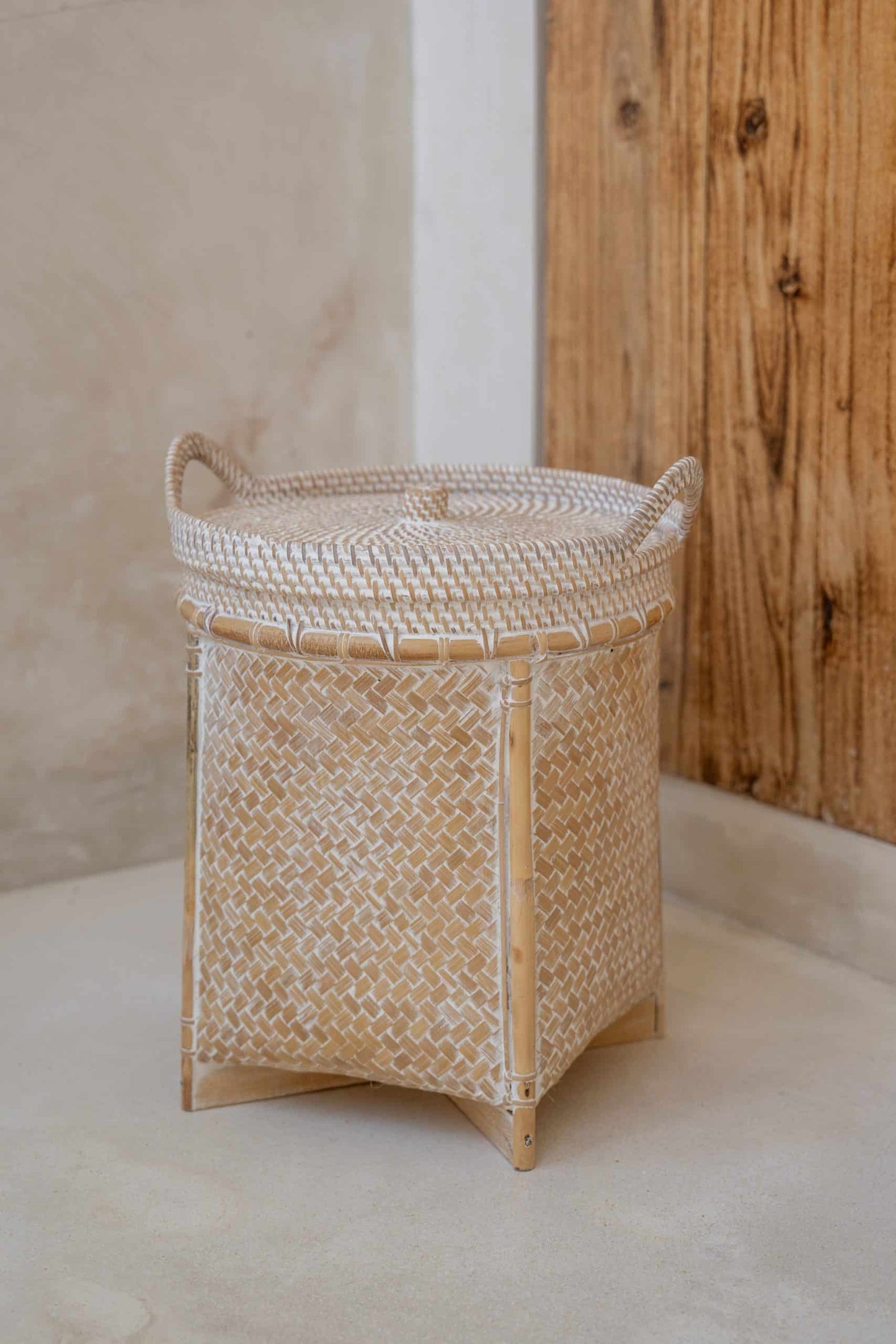 Bamboo basket with lid. Model Nadem