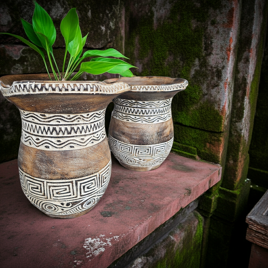 Timor handcarved white washed vase. Model Tulp