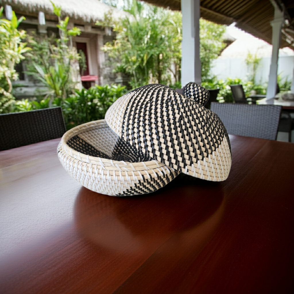 Two tone rattan bowl with lid