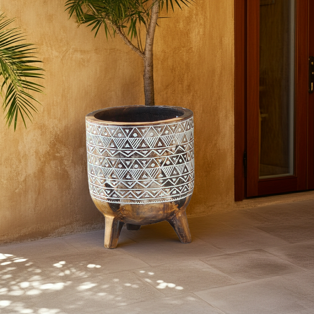 Beautiful decorated pot on three legs. Model Piring