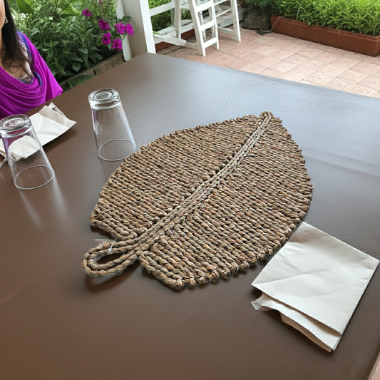 Individual de mesa em ráfia em formato de folha