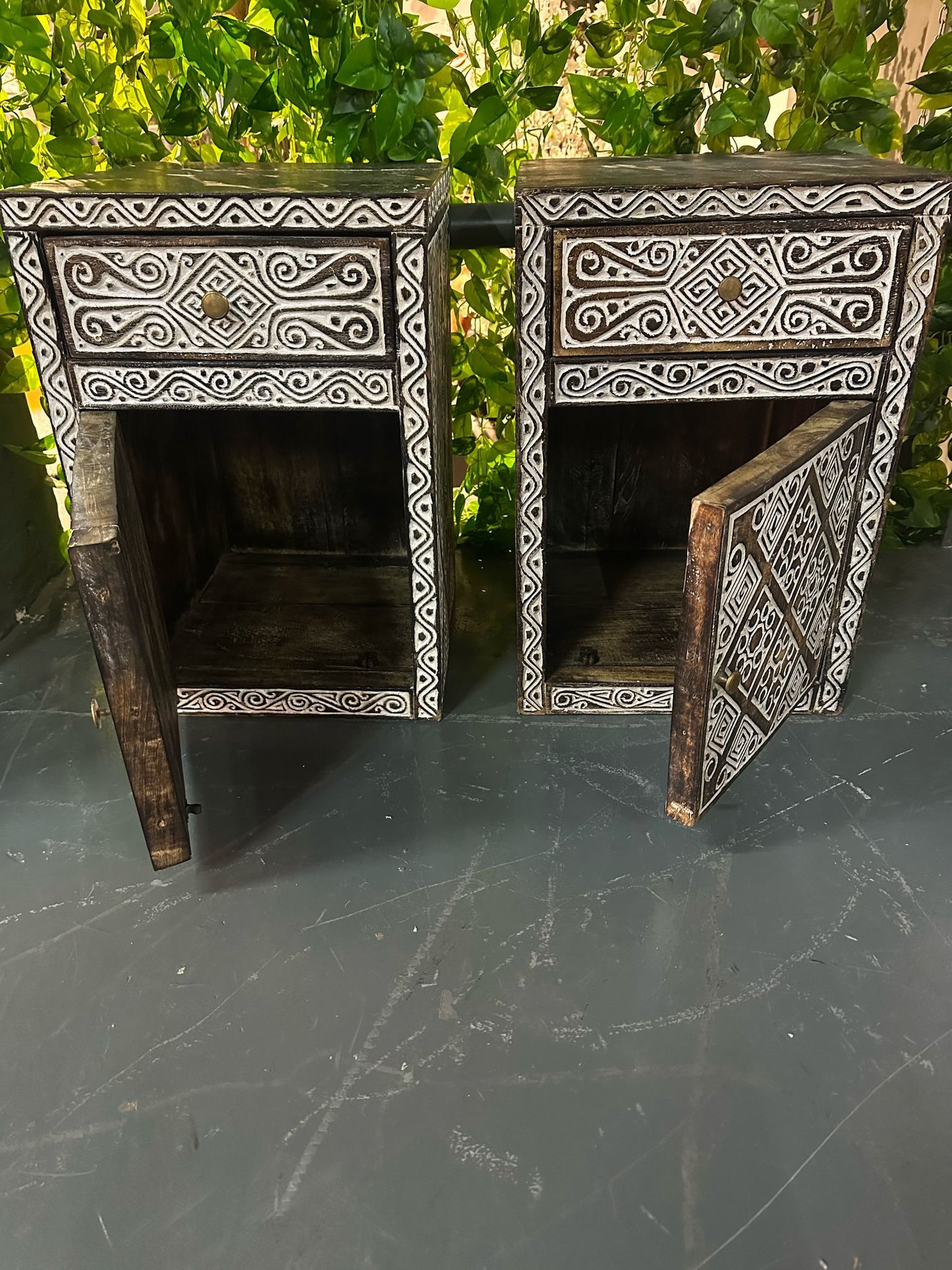 Nighttable Model Bajawa (Left or right turning)