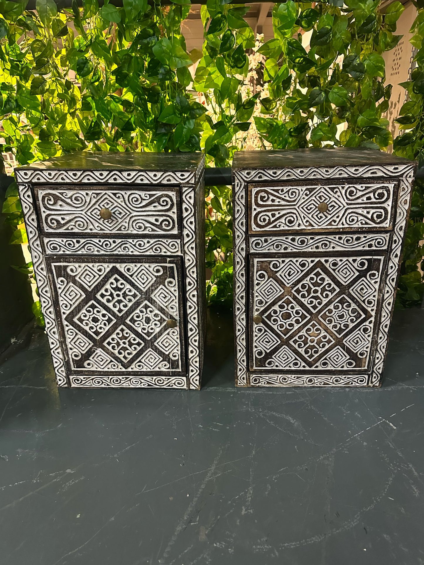 Nighttable Model Bajawa (Left or right turning)