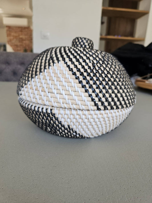 Rattan bowl with lit