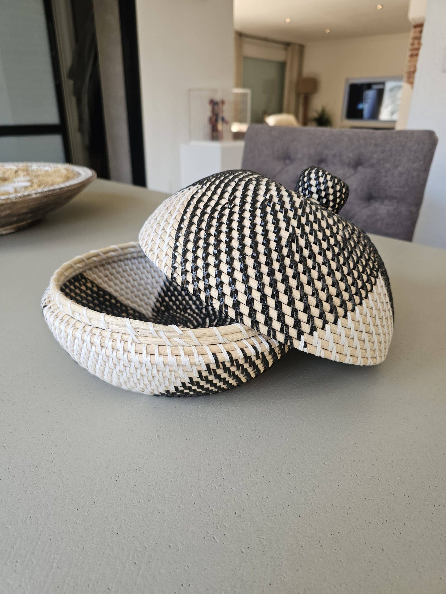 Rattan bowl with lit