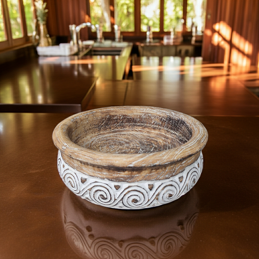 Timorese-style hand-carved fruit bowl. Model Lingkaran
