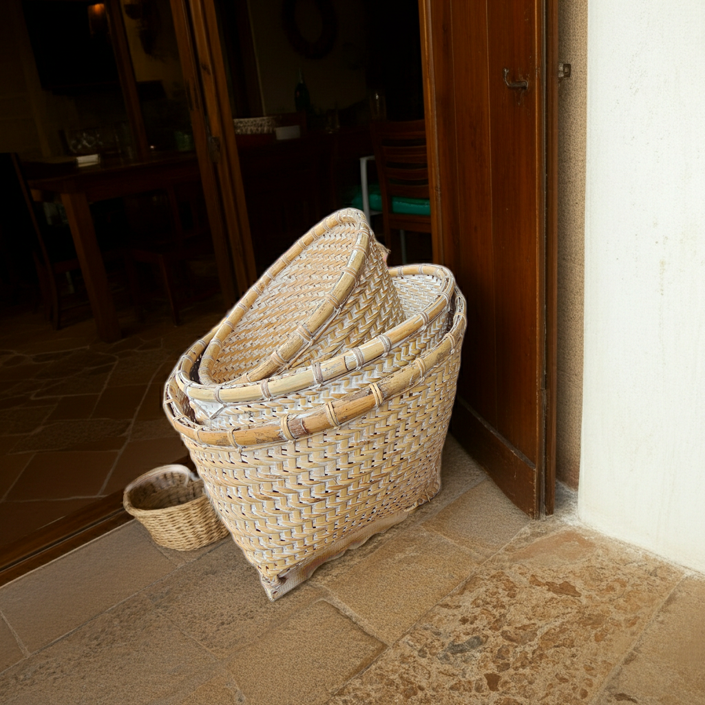 Rattan and bamboo baskets set of three different sizes. Model Putih