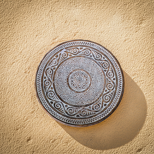 Prato decorativo em madeira esculpido à mão, com 40 cm de diâmetro. Modelo Rende.